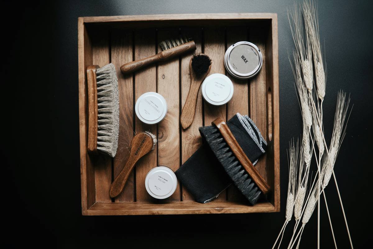 Bar chart showing average lifespan of beard brushes by material: plastic (2.1 months), wood with glued bristles (4.7 months), solid wood with riveted boar bristles (18.3 months)