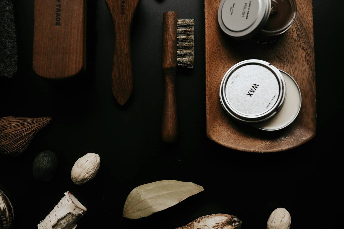 Infographic comparing boar bristle vs. synthetic beard brushes: density, ideal beard types, and shaping capabilities