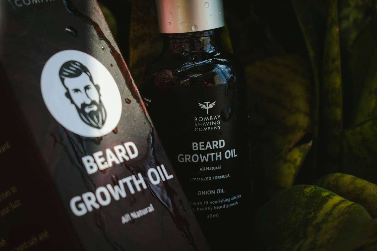 Infographic showing how beard cleaning brush lifts debris, distributes oils, and prevents ingrown hairs