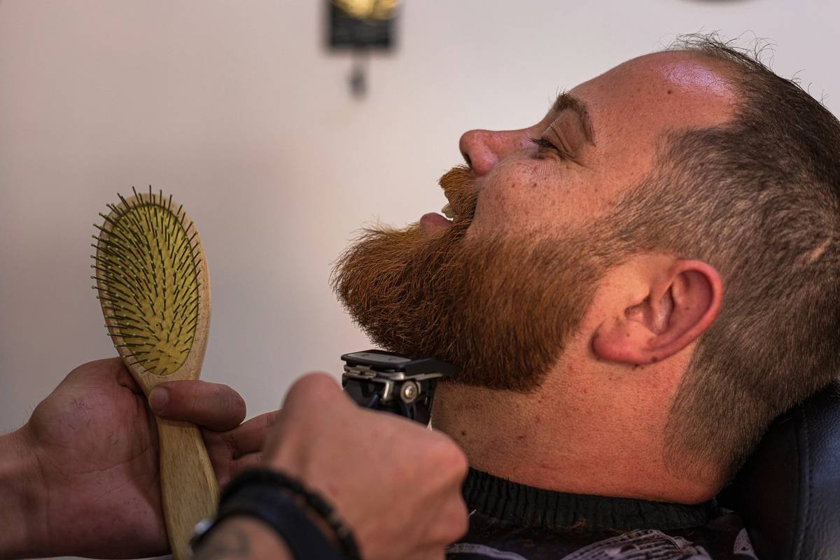 Beard Dandruff Prevention Brush: Your Secret Weapon Against Flakes and Itch